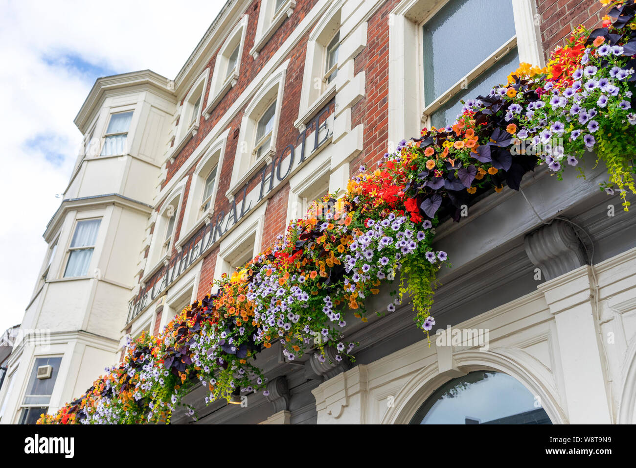 Nei cestini appesi di fiori visualizzati sulla parte anteriore di un hotel Foto Stock