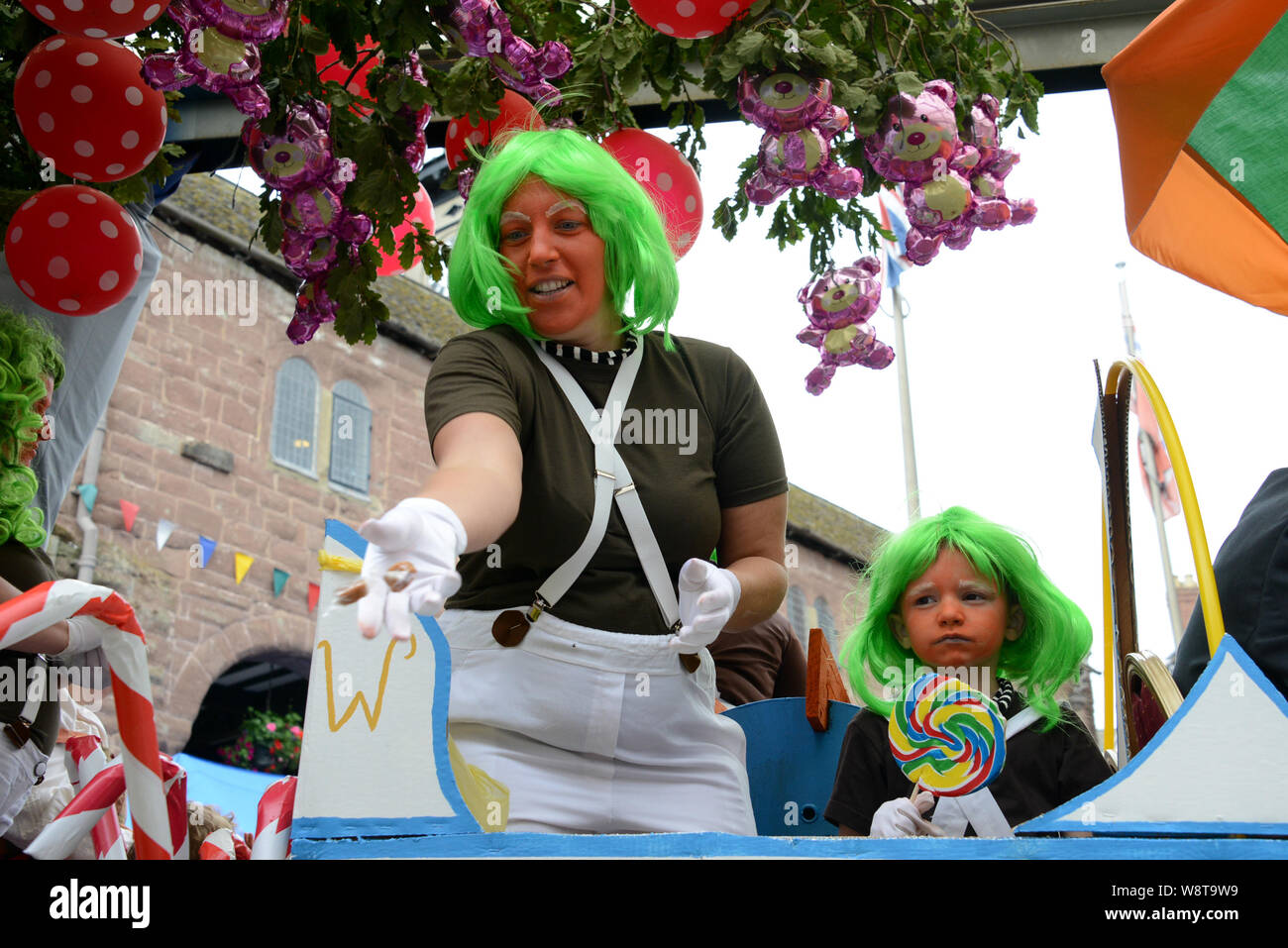 Ross-on-Wye carnevale 2017. Ross Pre-School Playgroup con loro Willy Wonka galleggiante. Foto Stock