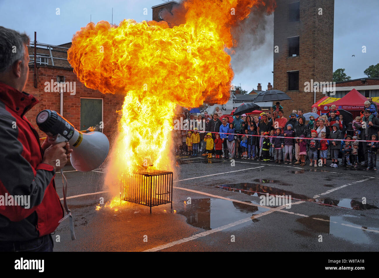 Open day a Hereford la stazione dei vigili del fuoco. I vigili del fuoco hanno dimostrato che cosa succede quando l'acqua viene versata su un chip pan fire. Foto Stock