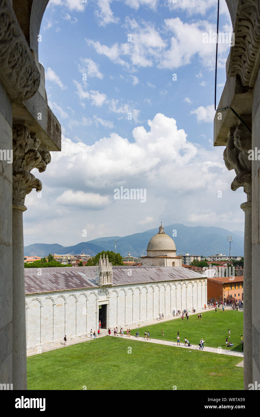 Pisa, Italia - 19 agosto 2016: Il Camposanto (cimitero), noto anche come Camposanto monumentale o Camposanto Vecchio visto dal Battistero Foto Stock