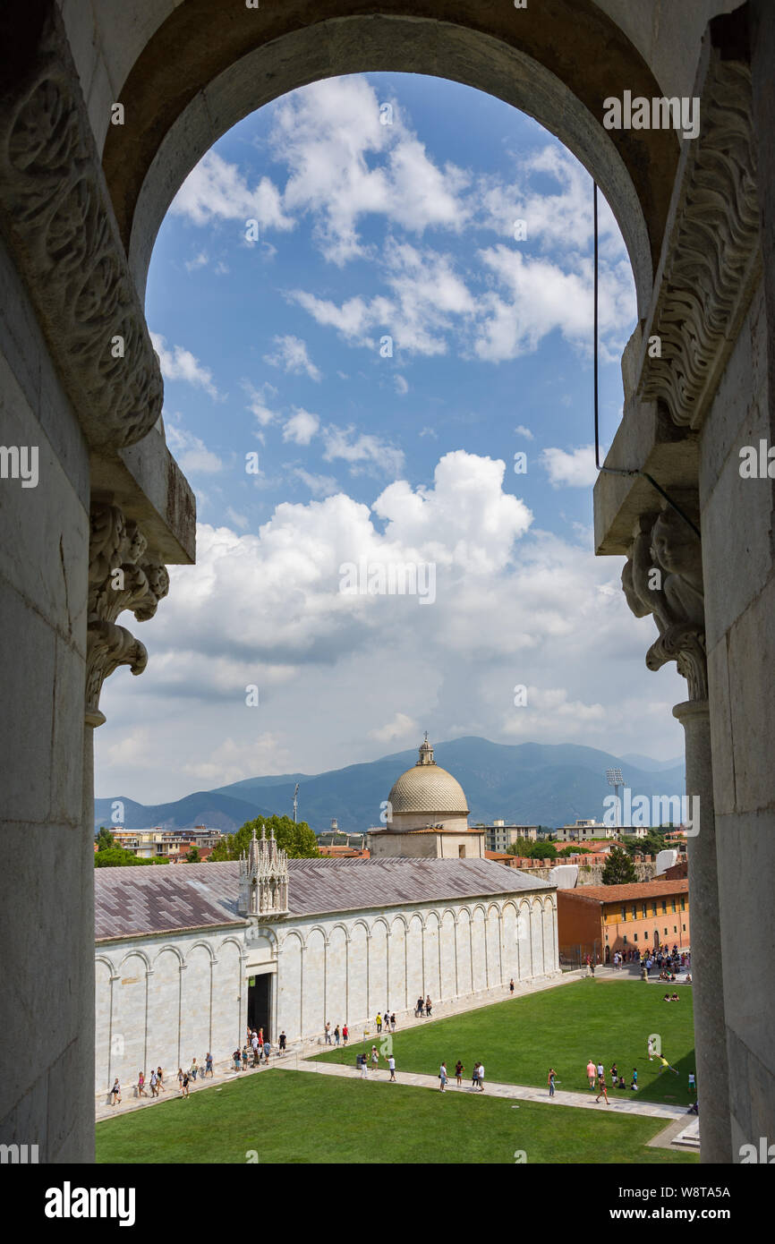Pisa, Italia - 19 agosto 2016: Il Camposanto (cimitero), noto anche come Camposanto monumentale o Camposanto Vecchio visto dal Battistero Foto Stock