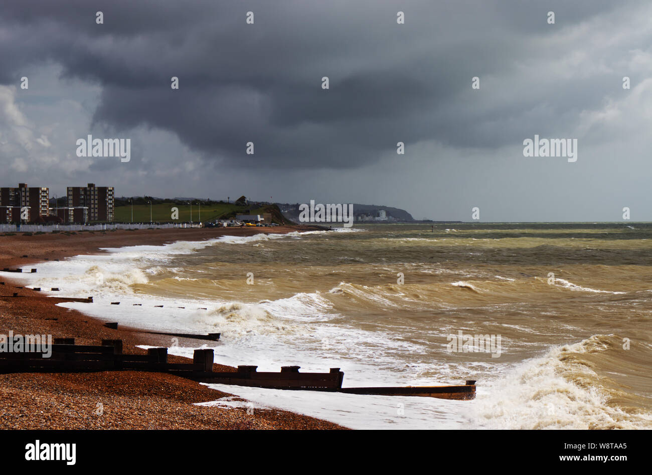 Aria di tempesta sopra la città balneare di Hastings sulla costa sud dell'Inghilterra. Visto da Bexhill-on-Sea Foto Stock