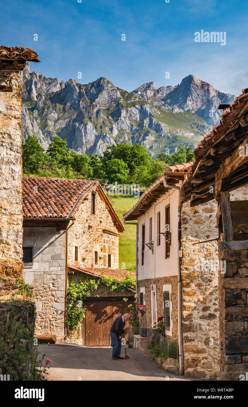 Villaggio di Mogrovejo a Valle di Liebana e nella parte anteriore di andara montagne, Macizo Central (Macizo Los Urrieles) a Picos de Europa, Cantabria, SPAGNA Foto Stock
