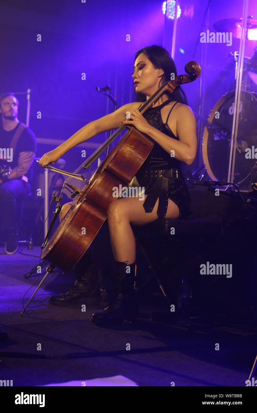 Tina Guo (cinese: 郭婷娜) (nato il 28 ottobre 1985 a Shanghai in Cina) è un violoncellista cino-americano e erhuist da Shanghai. Essa ha sviluppato una international sfaccettata prestazioni e carriera della registrazione come un violoncellista, violoncellista elettrico, erhuist e il compositore noto per il suo caratteristico suono, video che mostrano il suo talento contro fondali teatrali e accurati costumi, la padronanza in una vasta gamma di generi e stile improvisatory nelle principali cinematografiche, televisive e i punteggi di gioco. Tina Guo gioco su 2018 concerti Roundhouse , Londra , Inghilterra , REGNO UNITO Foto Stock