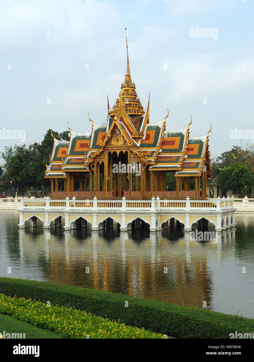 Aisawan Dhiphya-Asana padiglione flottante, Bang Pa-In Royal Palace, Thailandia, Asia Foto Stock