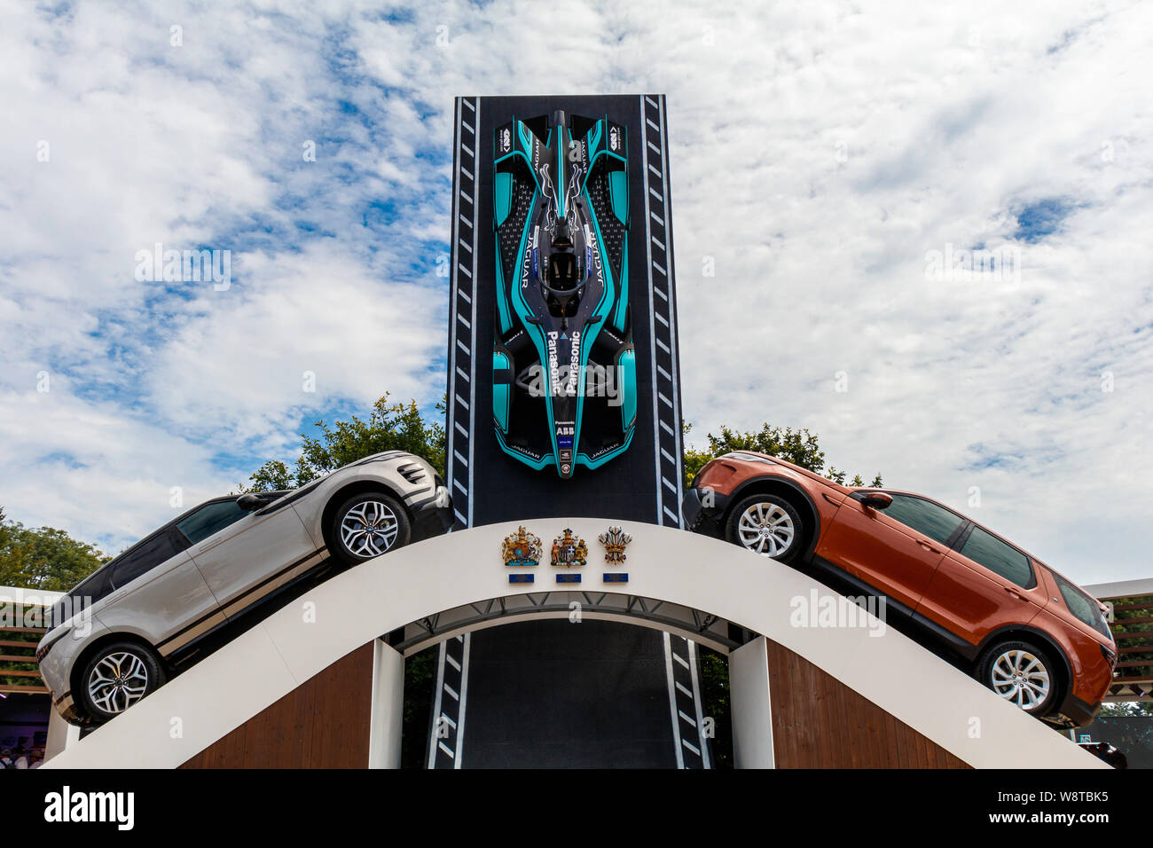 La Jaguar stand sulptural concetto alla 2019 Goodwood Festival of Speed, Sussex, Regno Unito. Con la Formula E race car, Jaguar I-Tipo 3. Foto Stock