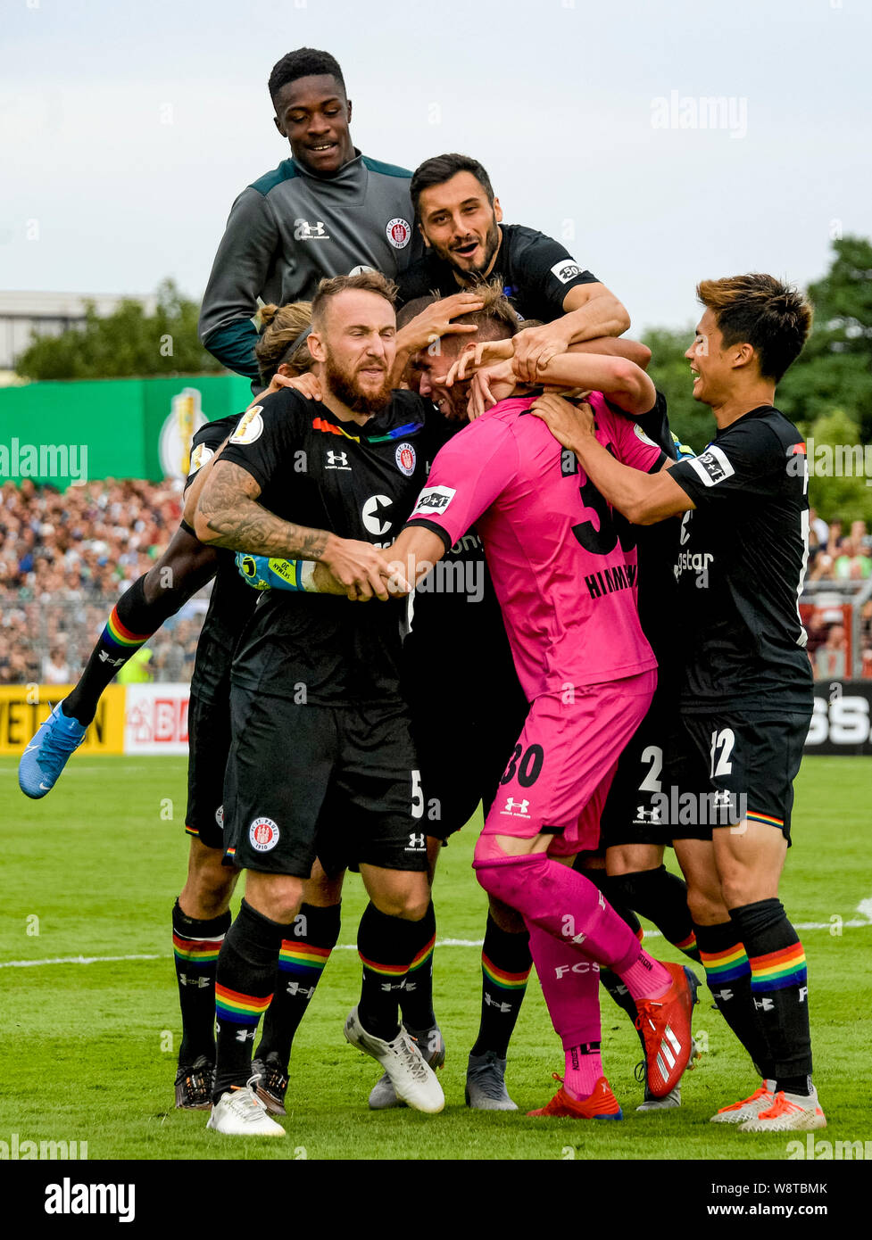 11 agosto 2019, Schleswig-Holstein, Lubecca: Calcio: DFB Cup, VfB Lübeck -  FC St Pauli, 1° round. St Pauli i giocatori di celebrare l'obiettivo di  2:3. Foto: Axel Heimken/dpa - NOTA IMPORTANTE: In