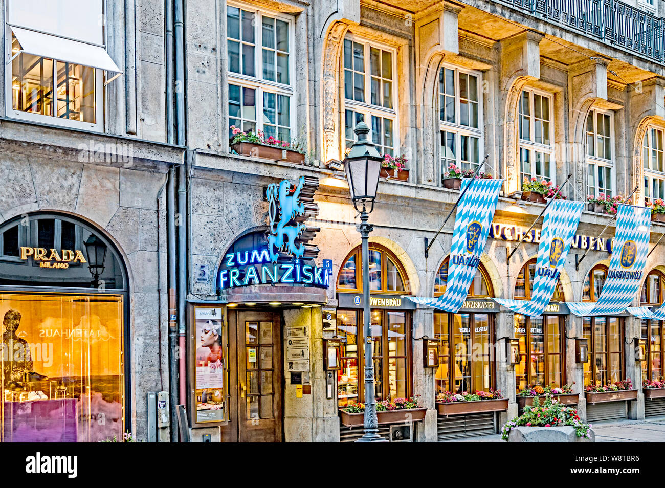 Bierkeller in München; la cantina di birra di Monaco di Baviera Foto Stock