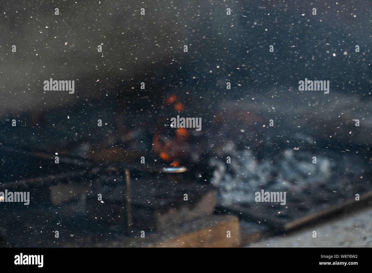 Incendio in un barbaque, l'impostazione di fuoco sul proprio grill a carbone Foto Stock