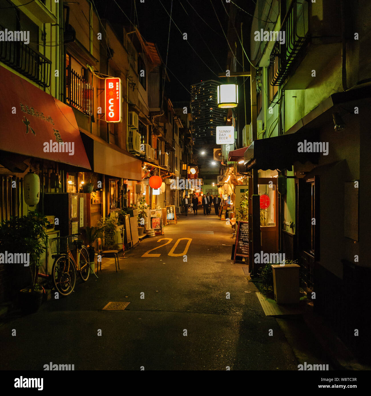 Impressione di Hiroshimas vita notturna in un lato illuminato street con grazioso piccolo izakayas, tradizionale giapponese del bar, Giappone Novembre 2018 Foto Stock