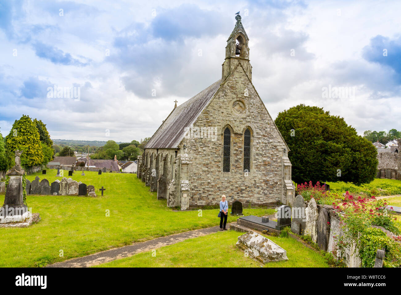 San Tommaso Apostolo chiesa è situata tra le rovine del XII secolo St Dogmaels Abbey, vicino Cardigan, Pembrokeshire, Wales, Regno Unito Foto Stock