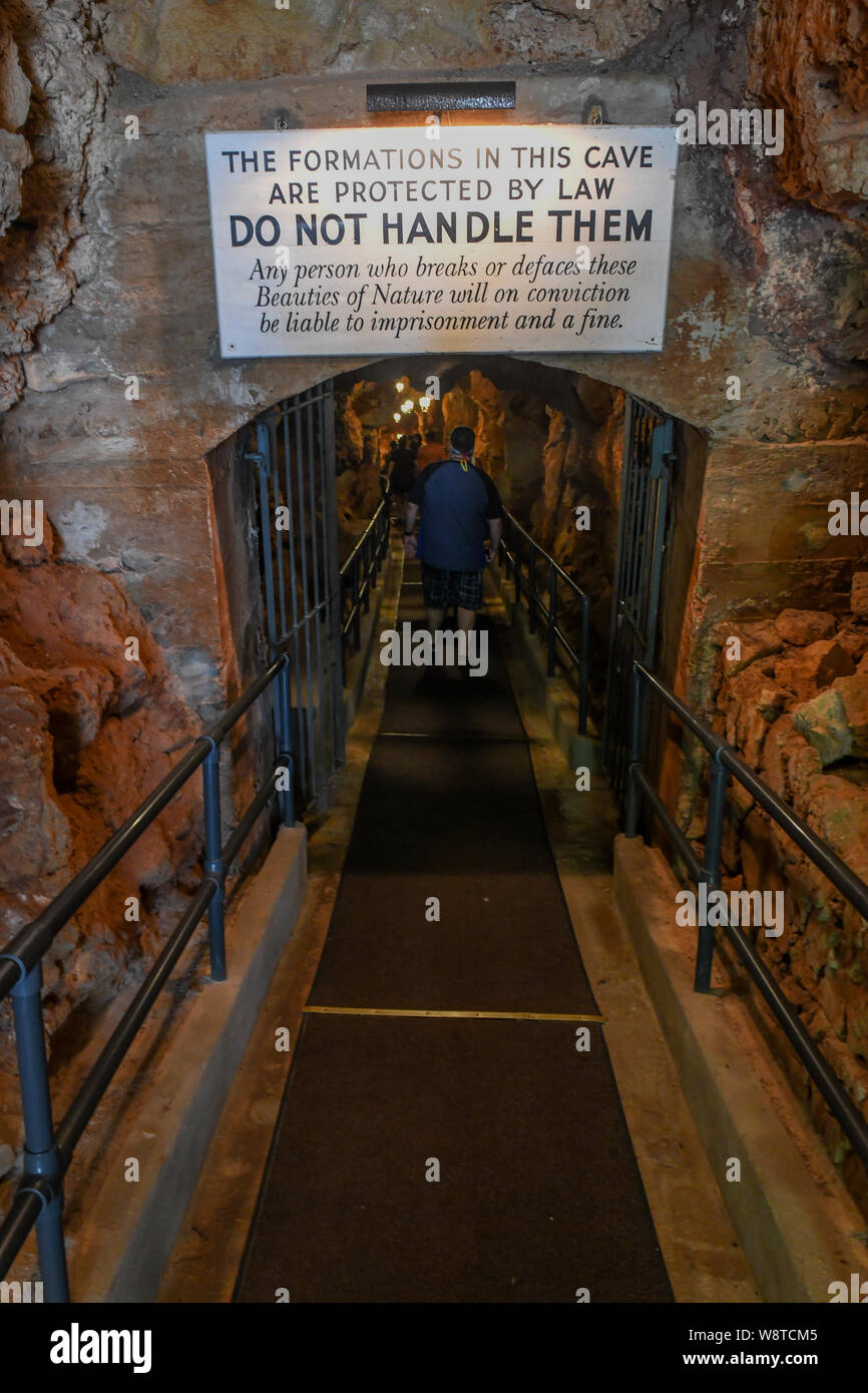 La Grotta dei Cristalli Bermuda - attrazione turistica in Hamilton Bermuda - acqua cristallina & lago sotterraneo - calcare stalattiti e stalagmiti Foto Stock