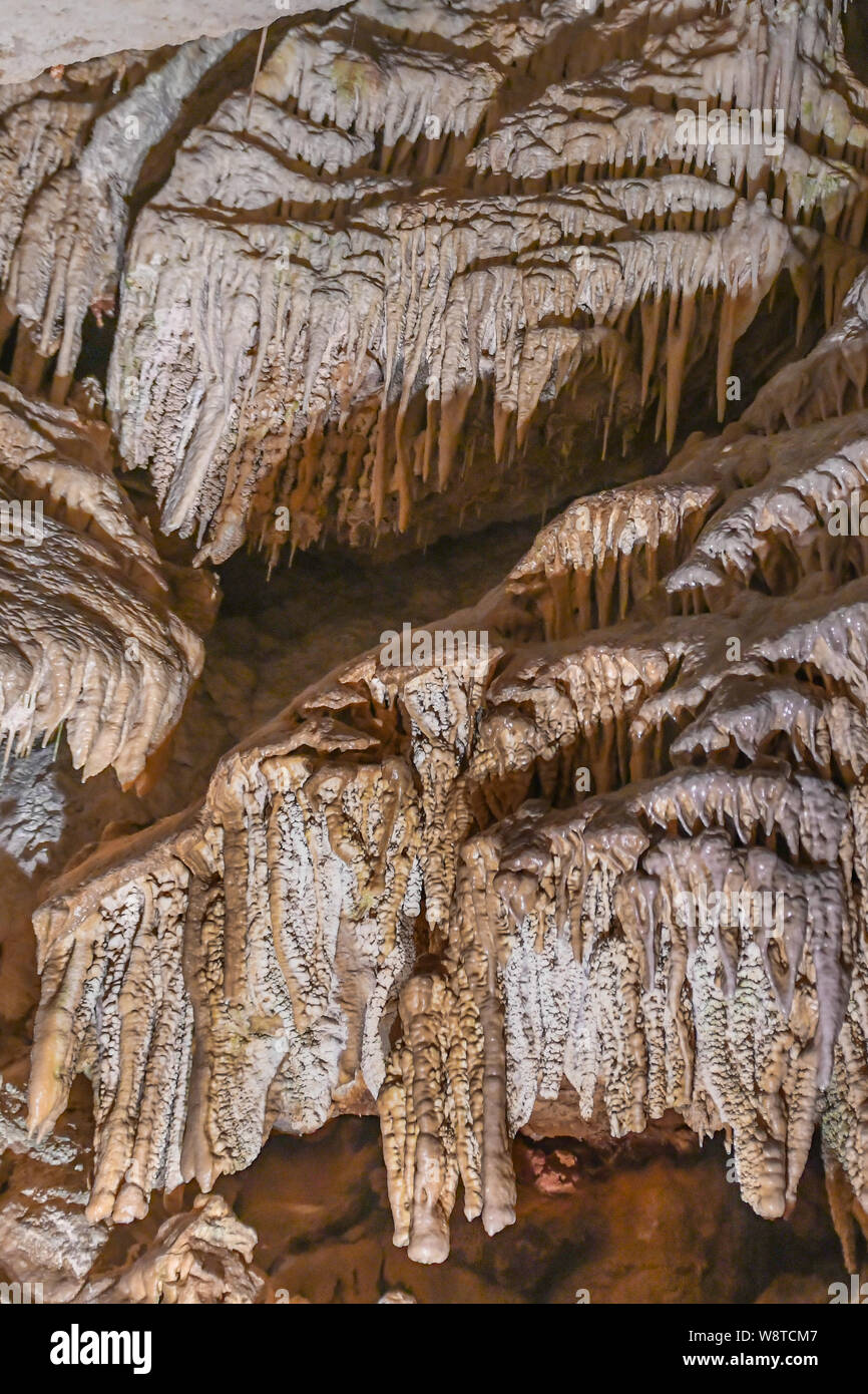 La Grotta dei Cristalli Bermuda - attrazione turistica in Hamilton Bermuda - acqua cristallina & lago sotterraneo - calcare stalattiti e stalagmiti Foto Stock