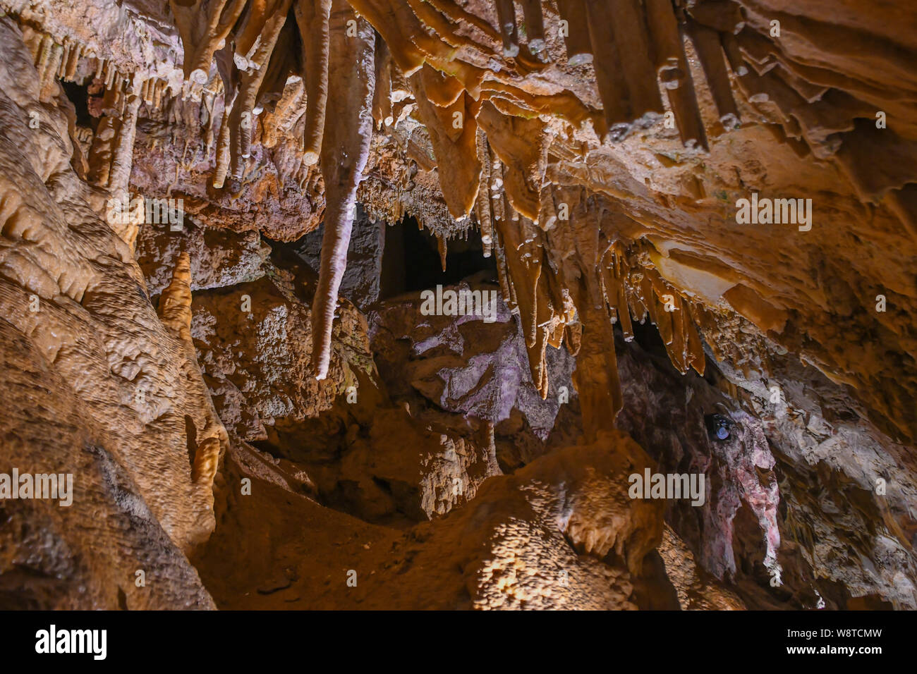 La Grotta dei Cristalli Bermuda - attrazione turistica in Hamilton Bermuda - acqua cristallina & lago sotterraneo - calcare stalattiti e stalagmiti Foto Stock
