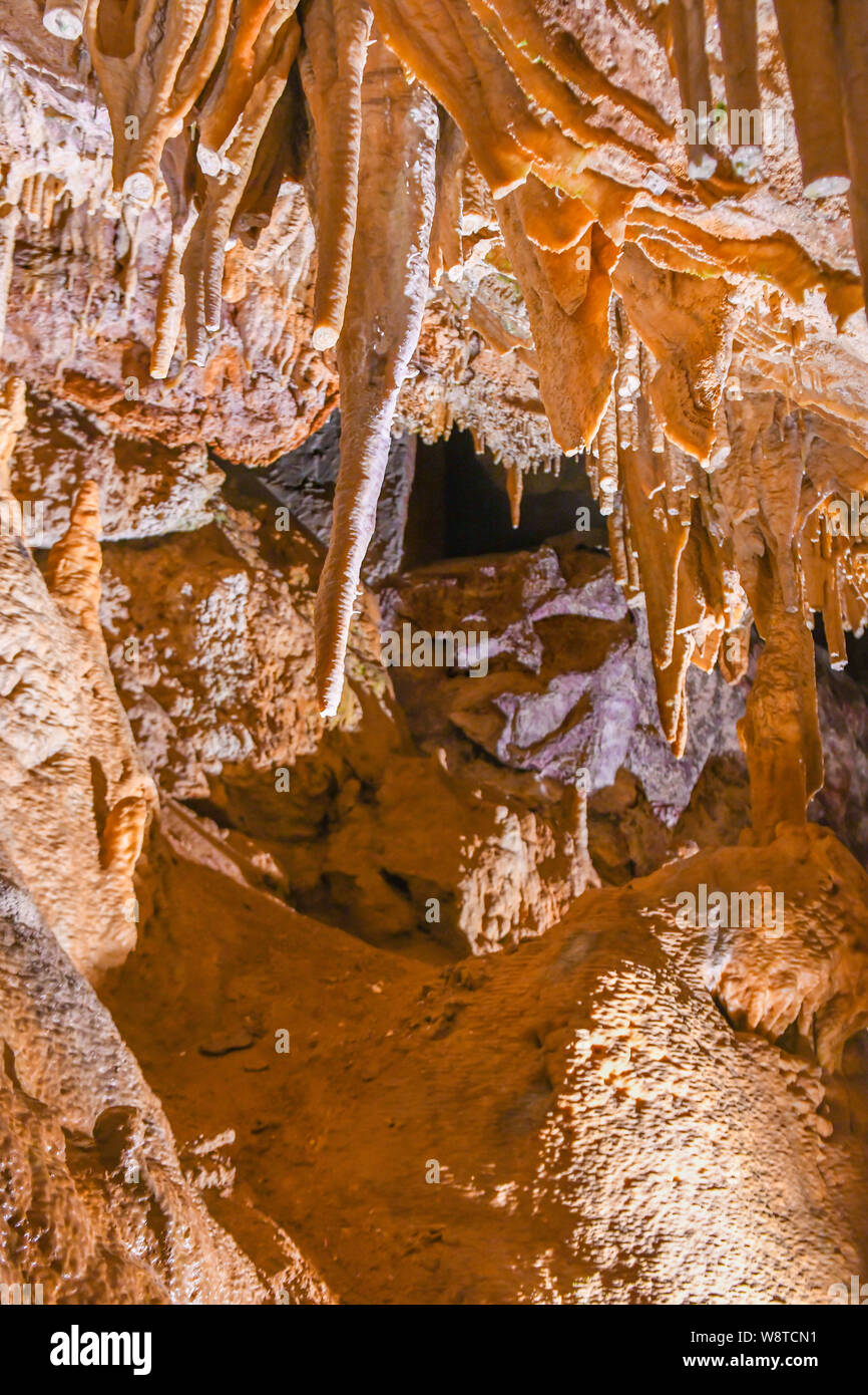 La Grotta dei Cristalli Bermuda - attrazione turistica in Hamilton Bermuda - acqua cristallina & lago sotterraneo - calcare stalattiti e stalagmiti Foto Stock