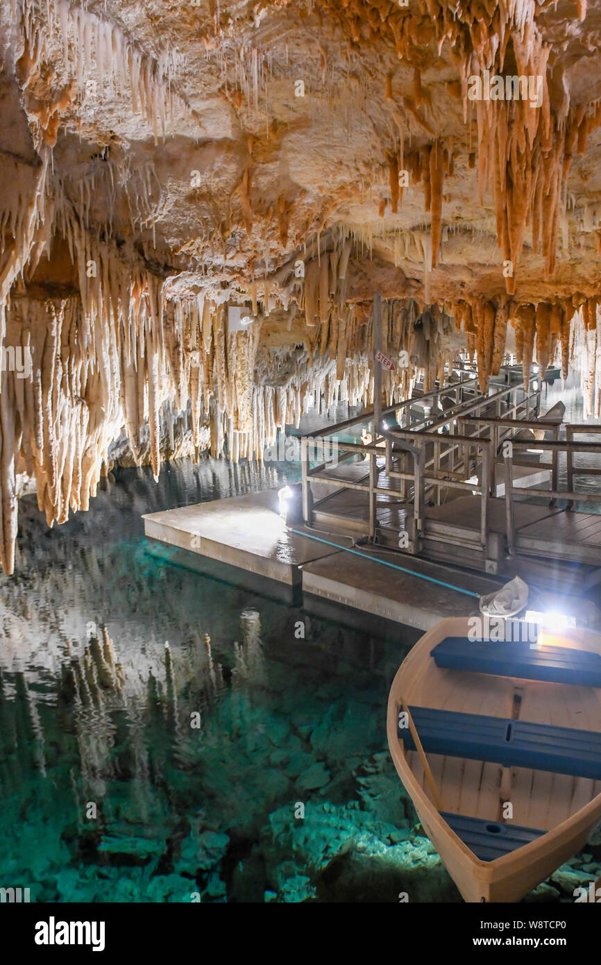 La Grotta dei Cristalli Bermuda - attrazione turistica in Hamilton Bermuda - acqua cristallina & lago sotterraneo - calcare stalattiti e stalagmiti Foto Stock