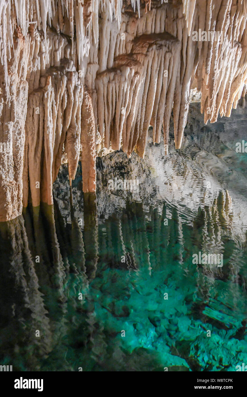La Grotta dei Cristalli Bermuda - attrazione turistica in Hamilton Bermuda - acqua cristallina & lago sotterraneo - calcare stalattiti e stalagmiti Foto Stock