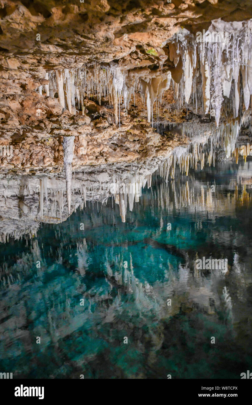 La Grotta dei Cristalli Bermuda - attrazione turistica in Hamilton Bermuda - acqua cristallina & lago sotterraneo - calcare stalattiti e stalagmiti Foto Stock