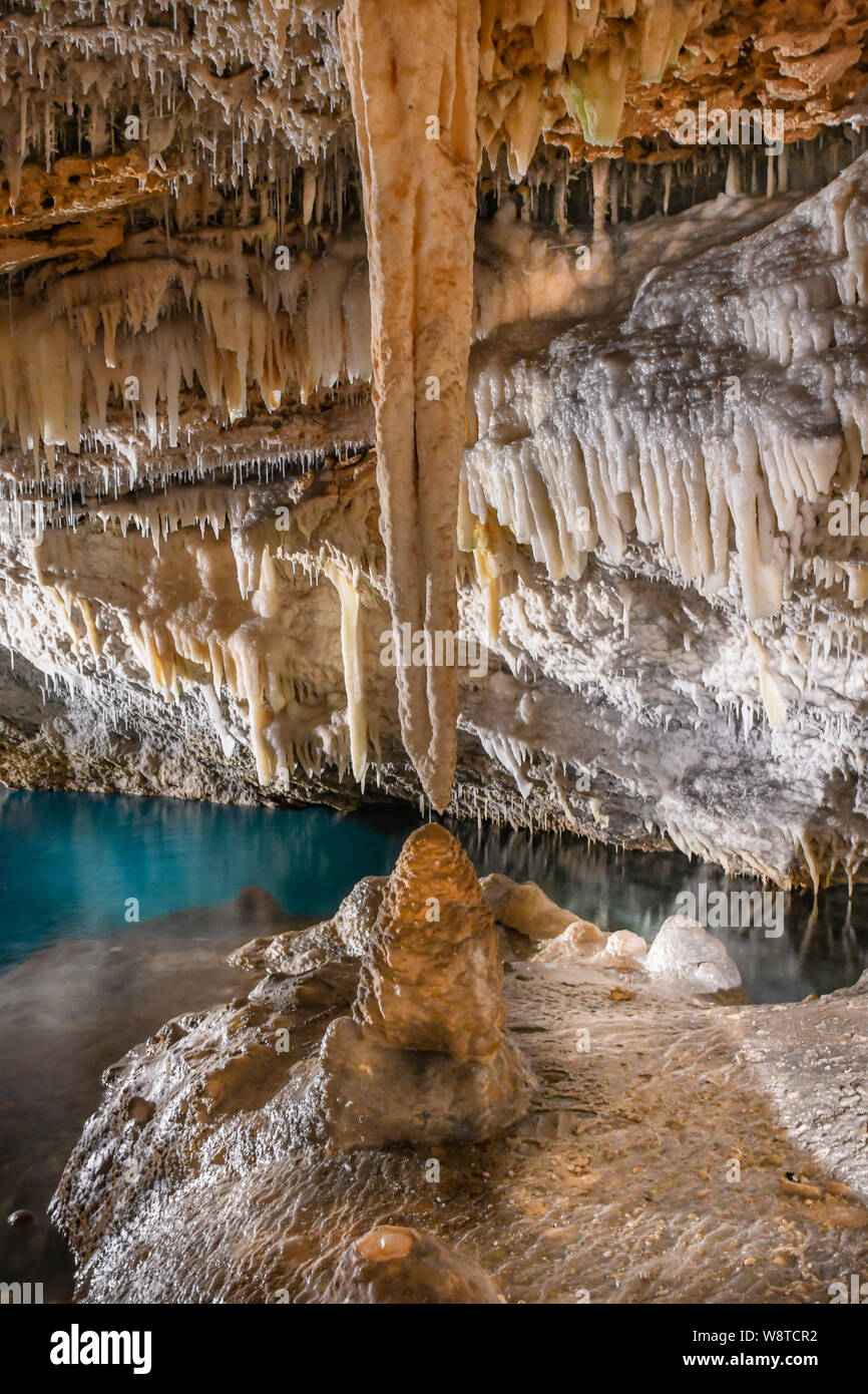 La Grotta dei Cristalli Bermuda - attrazione turistica in Hamilton Bermuda - acqua cristallina & lago sotterraneo - calcare stalattiti e stalagmiti Foto Stock