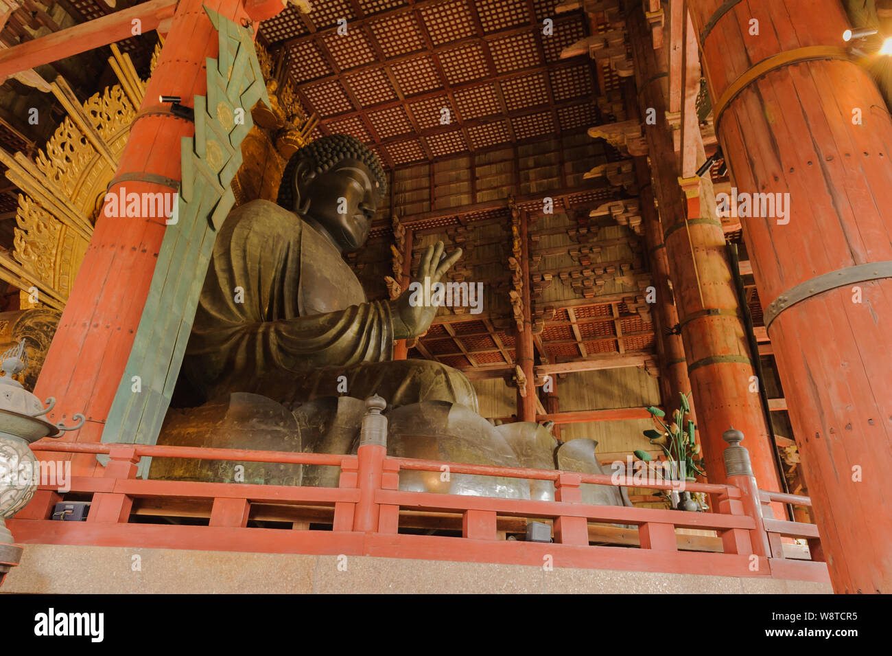 Imponente statua della grande statua del Buddha, Daibutsu, in Naras Todaiji mostra giapponese tradizionale illustrazione con ricchi dettagli, Giappone Novembre 2018 Foto Stock