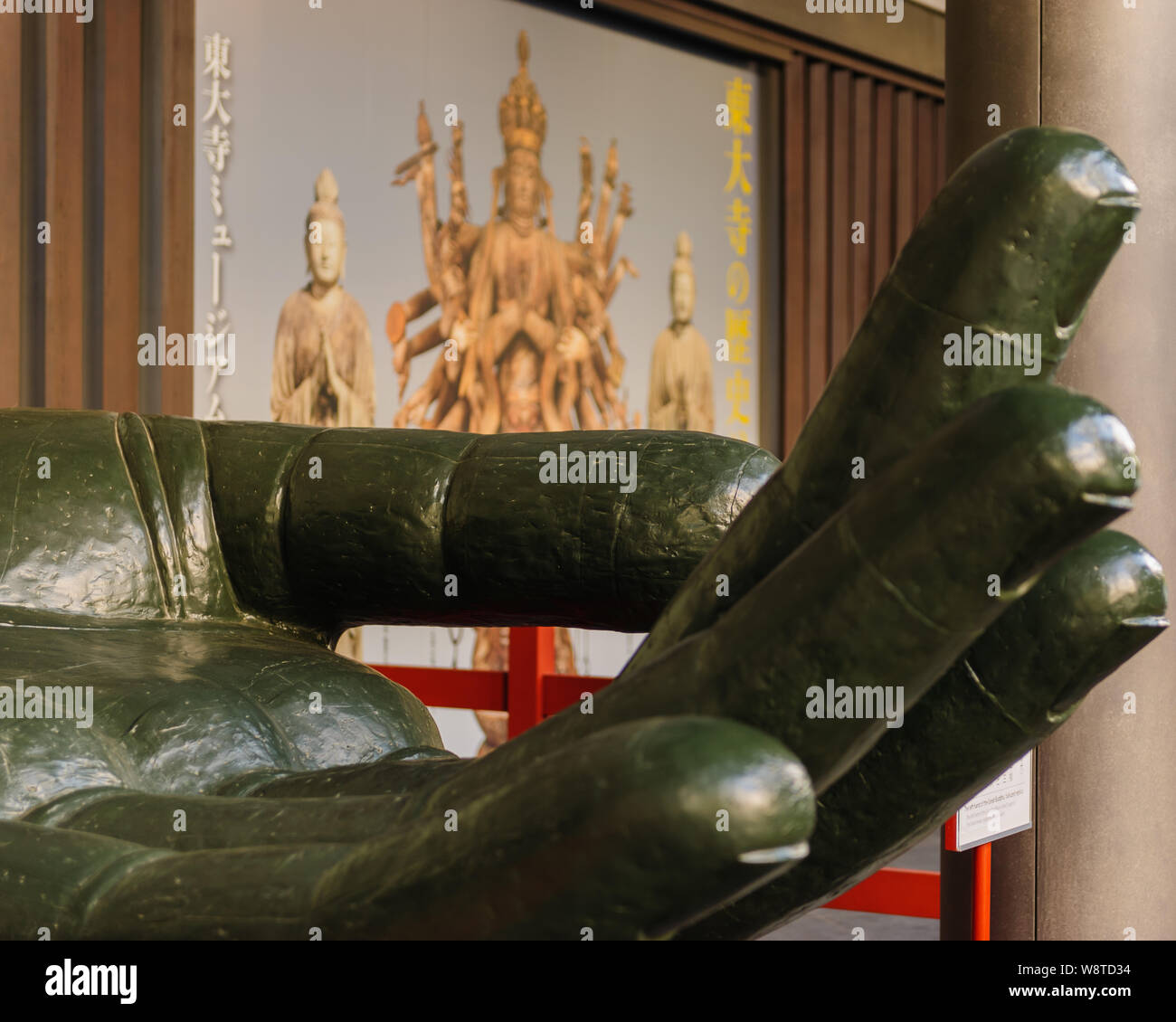 Ricchi dettagli sul bronzo mani le sculture della grande statua del Buddha Daibutsu in Naras tempio Todaiji, Giappone Novembre 2018 Foto Stock