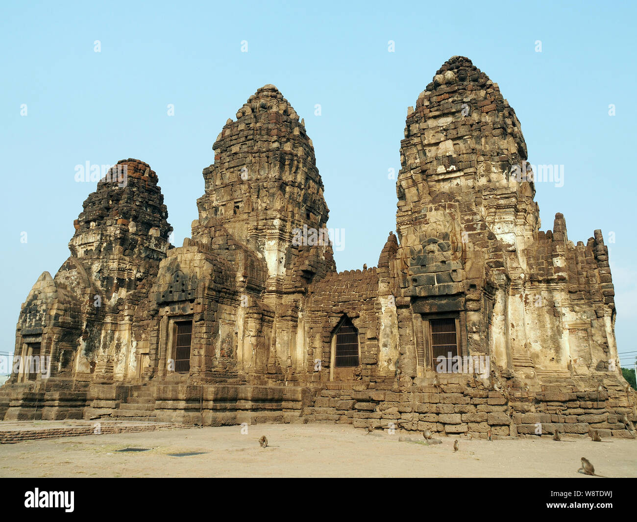 Phra Prang Sam Yot tempio Khmer, Lopburi, Thailandia, Asia Foto Stock