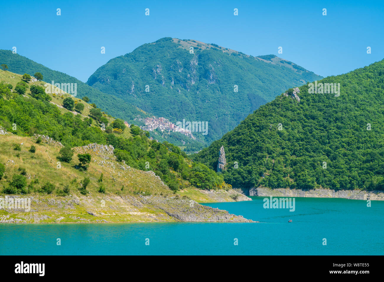 Vista panoramica a Castel di Tora con il lago Turano, bellissimo villaggio in provincia di Rieti. Lazio, Italia. Foto Stock