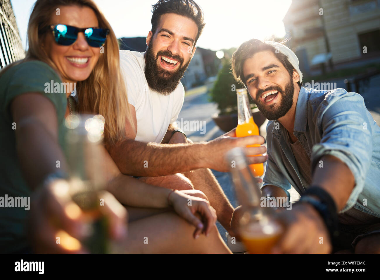 Gruppo di amici appendere fuori, per divertirsi e godere di giornate estive Foto Stock