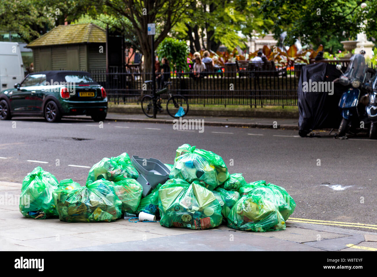 Sacchi per immondizia sulla Street, Londra, Regno Unito Foto Stock