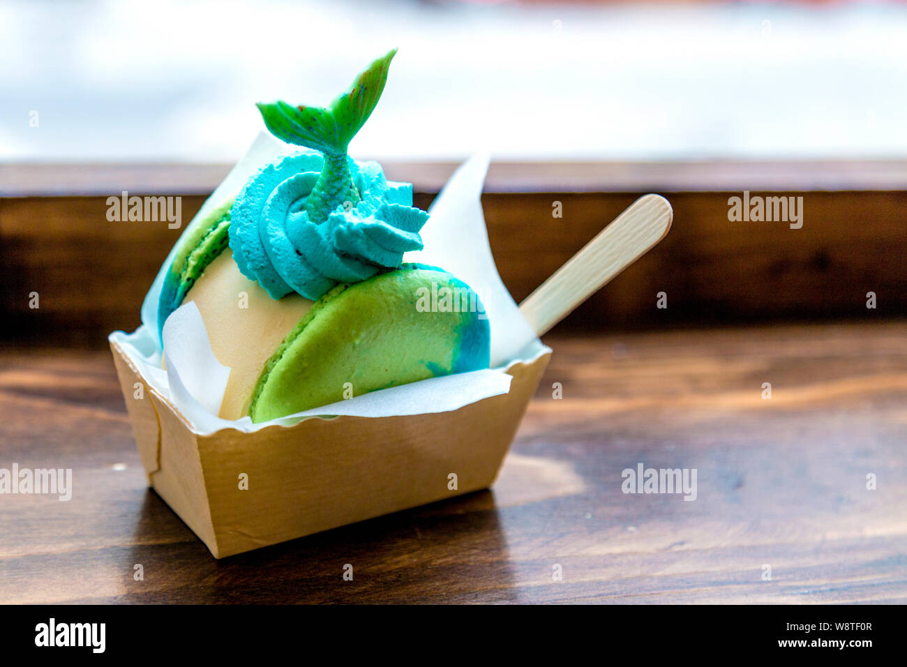 Mare salato caramello macaron ice cream sandwich a Yolkin, London, Regno Unito Foto Stock