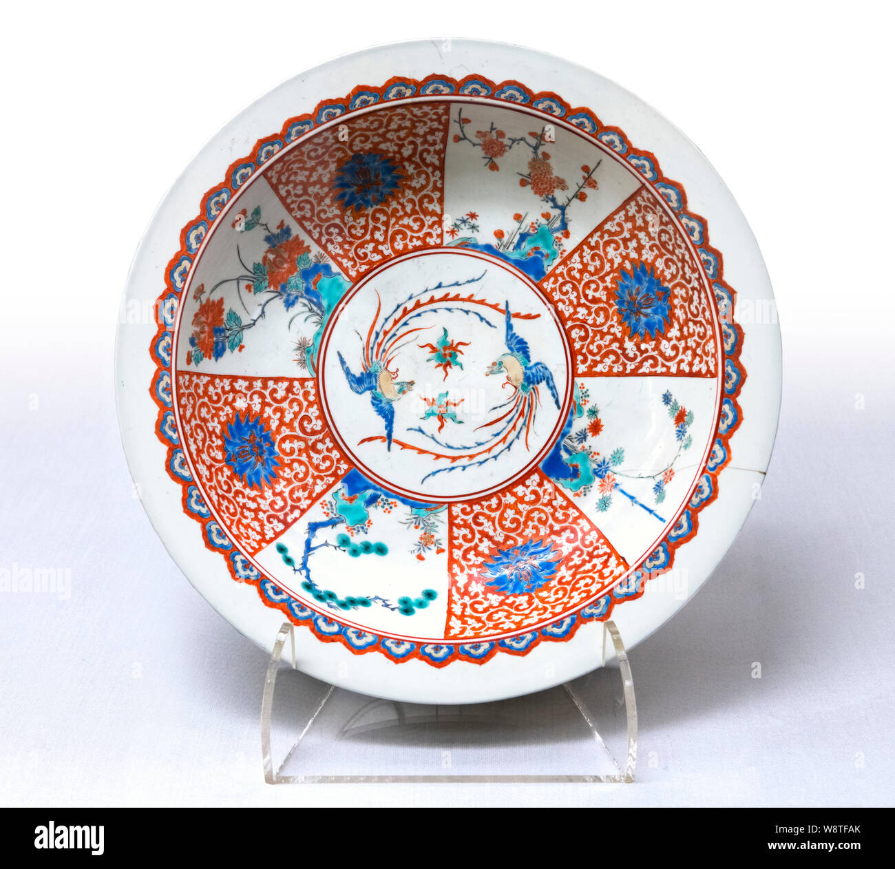 Imari Ware, tipo Kakiemon, periodo Edo, xvii secolo. Piatto di grandi dimensioni con associato fenici, bambù prugna e peonia design, overglaze smalto, il Museo Nazionale di Tokyo, Giappone Foto Stock