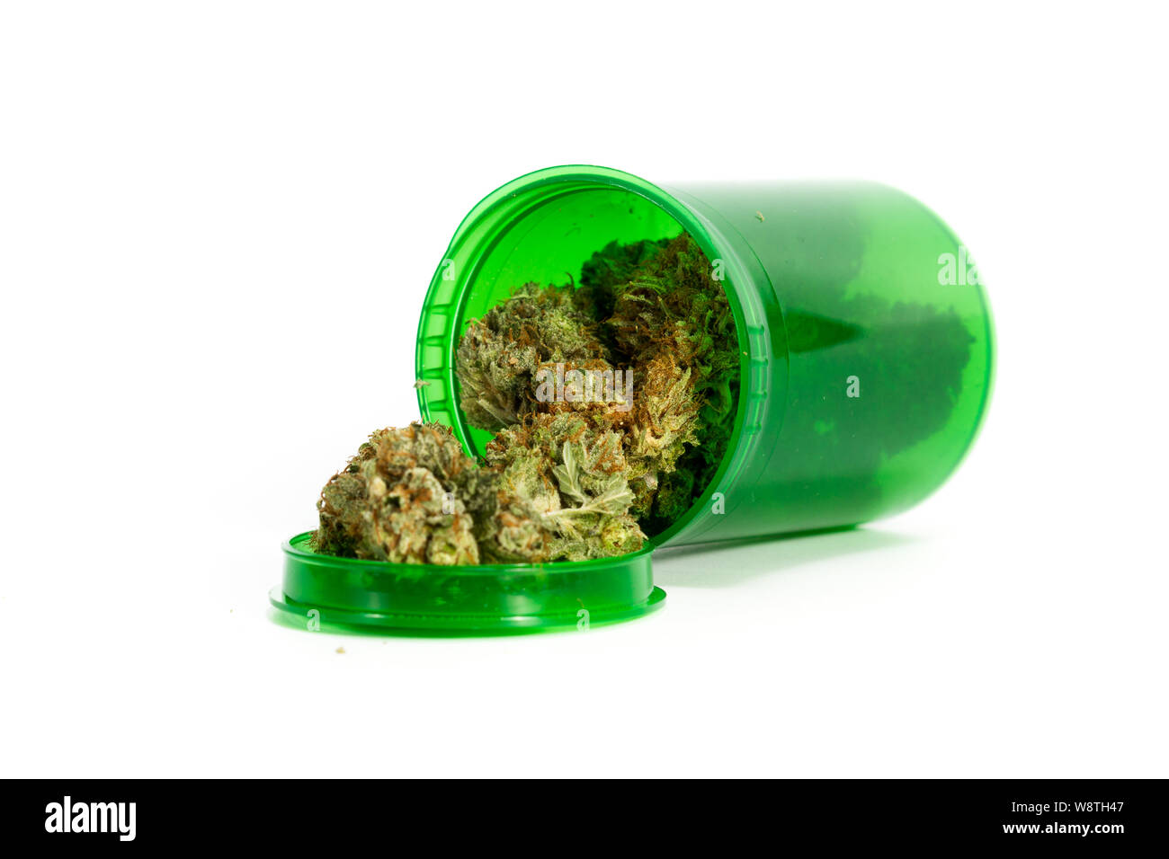 In prossimità di una prescrizione vaso riempito con boccioli di cannabis isolato su uno sfondo bianco Foto Stock