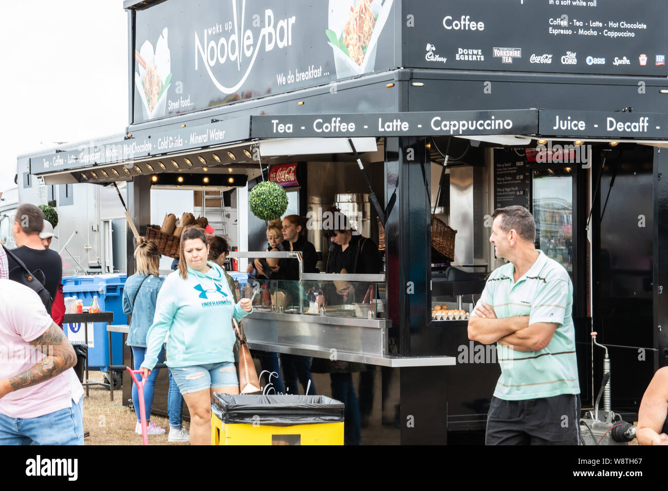 La gente in coda per il cibo ad un evento esterno o festival Foto Stock