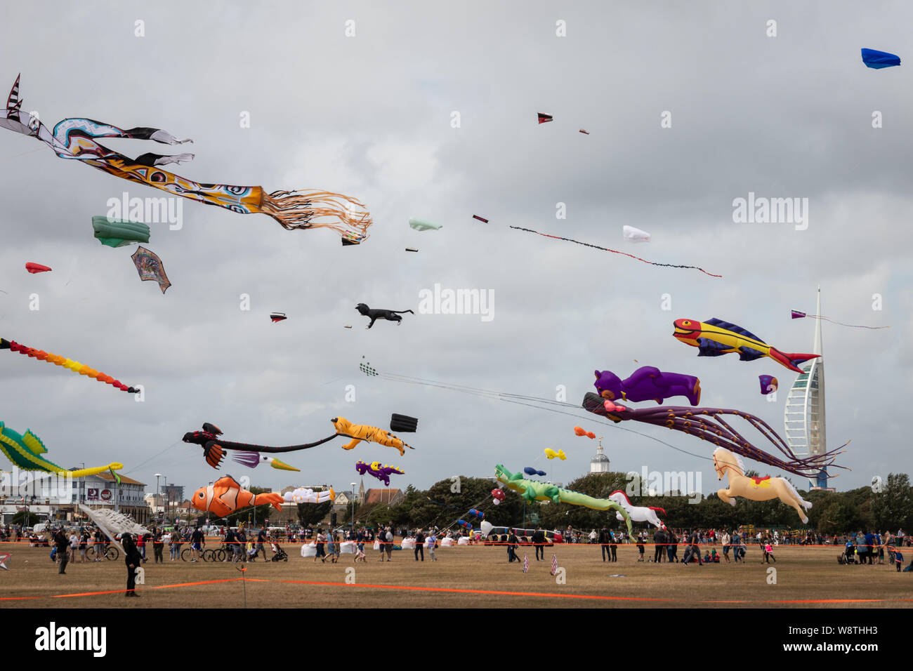 La folla si riuniscono per guardare la international Kite festival il Southsea comune, Portsmouth Foto Stock