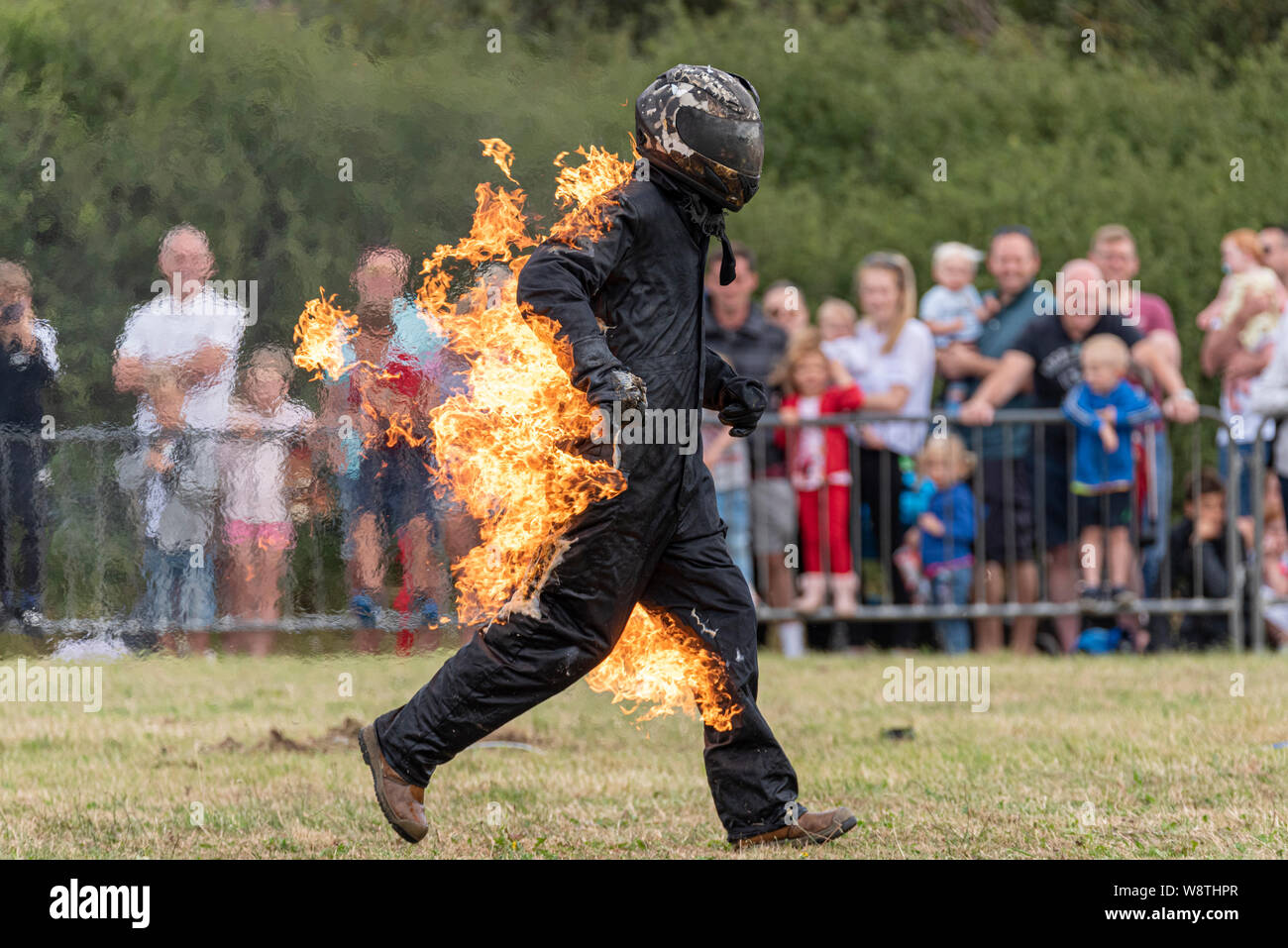 Scott May's Daredevil Stunt Show a Rayleigh, Essex, Regno Unito. Uomo in fiamme. Stuntman in fiamme Foto Stock