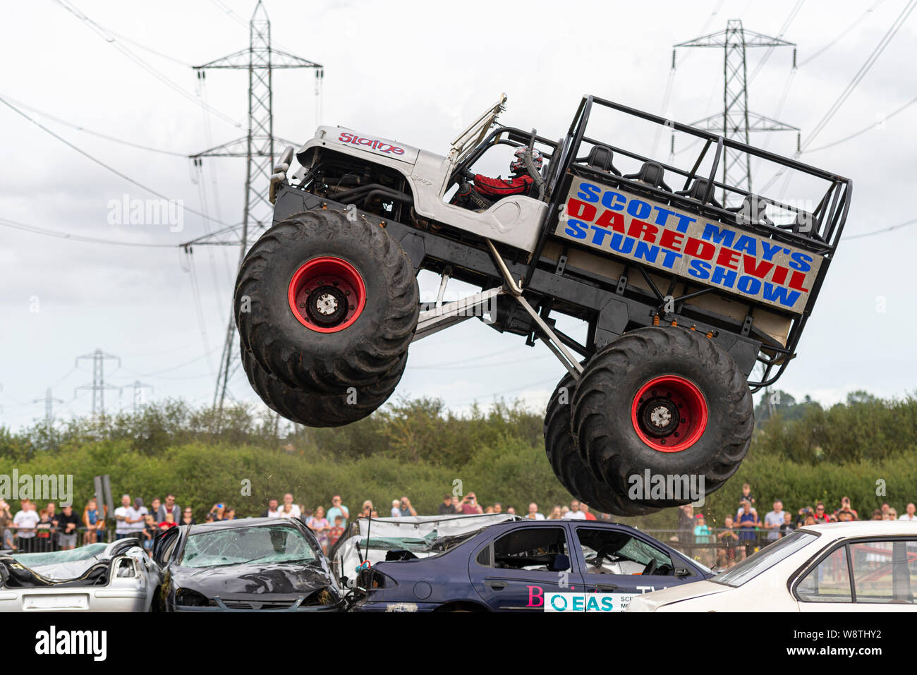 Scott può's Daredevil stunt show a Rayleigh, Essex, UK. Monster Truck saltando e frantumazione di automobili Foto Stock