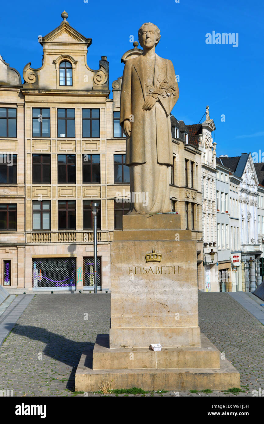 Statua di Elisabetta di Baviera, Regina del Belgio, nella Place de L'Albertine, Bruxelles, Belgio Foto Stock