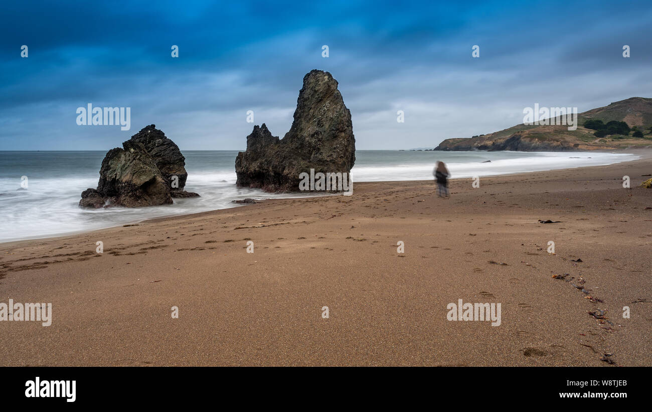 I fantasmi di figura umana e le formazioni rocciose a Rodeo Beach, California, Stati Uniti d'America, in San Francisco Marin Headlands Recreation Area su un poco nuvoloso sky con Foto Stock