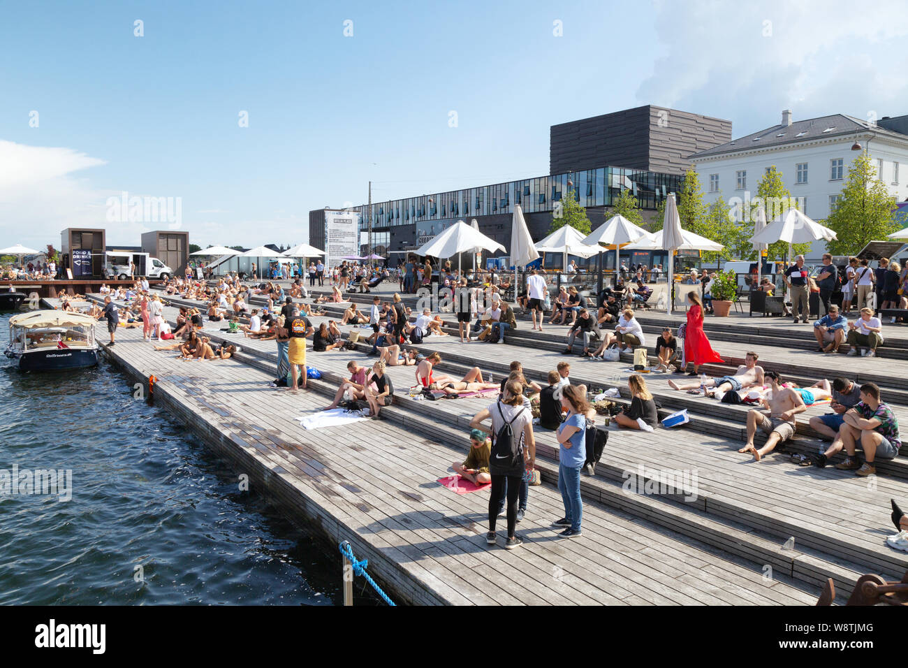 A Copenaghen l'estate - la gente a prendere il sole all'aperto, Danimarca  Lifestyle; Ofelia Plads, centro città, Copenhagen, Danimarca Scandinavia  Europa Foto stock - Alamy