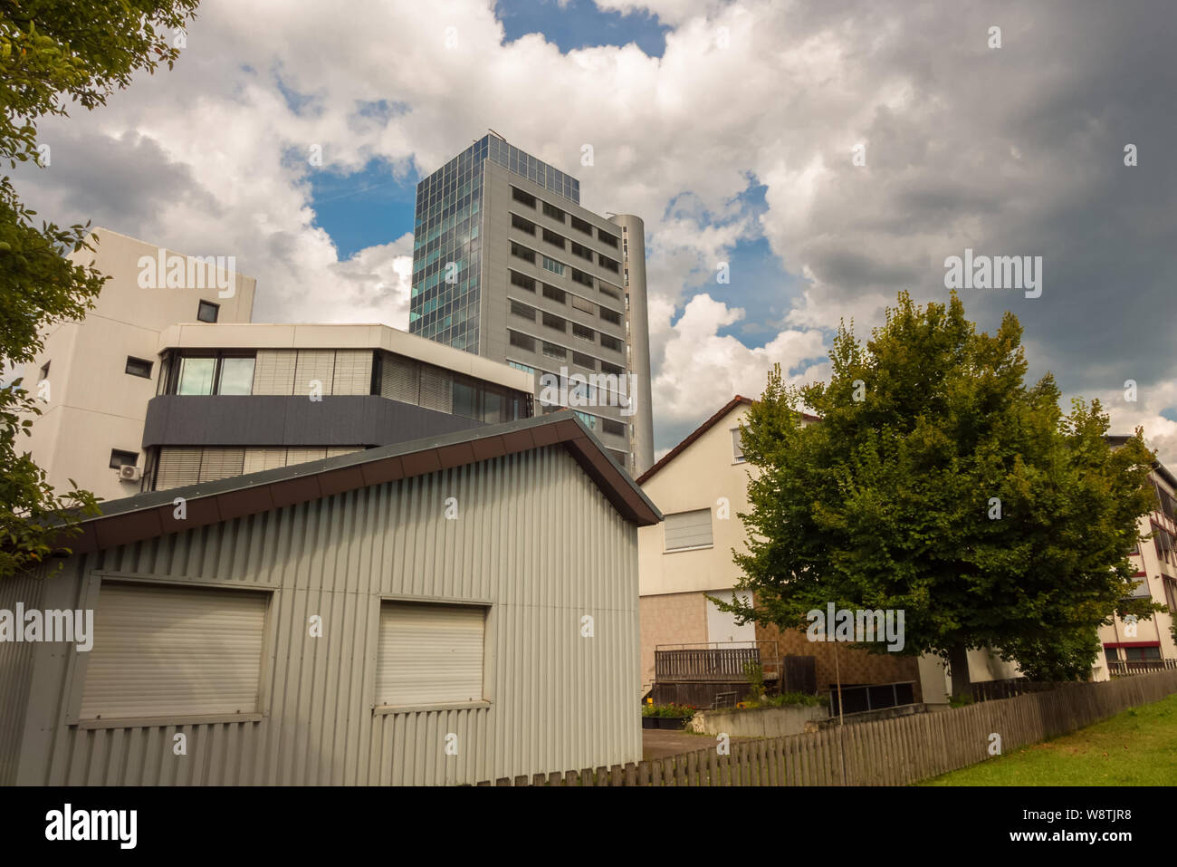 STUTTGART, Germania - agosto 09,2019:Engstlatter Weg questo è l'alto edificio amministrativo della Daimler,l'enorme auto aziendale. Foto Stock