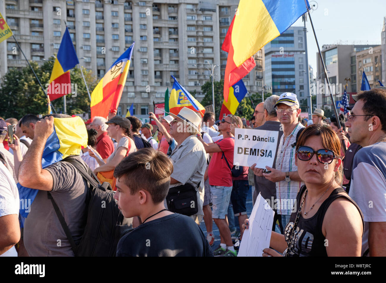 Protester con segno chiedendo le dimissioni del Primo ministro rumeno Viorica Dăncilă a protestare contro le accuse di corruzione Foto Stock