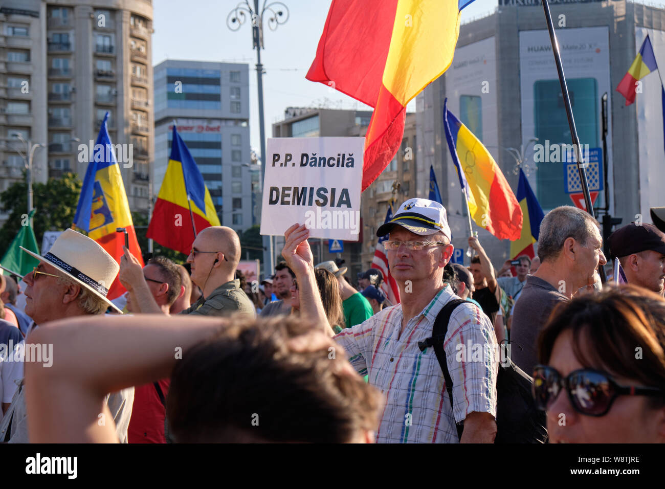 Protester con segno chiedendo le dimissioni del Primo ministro rumeno Viorica Dăncilă a protestare contro le accuse di corruzione Foto Stock