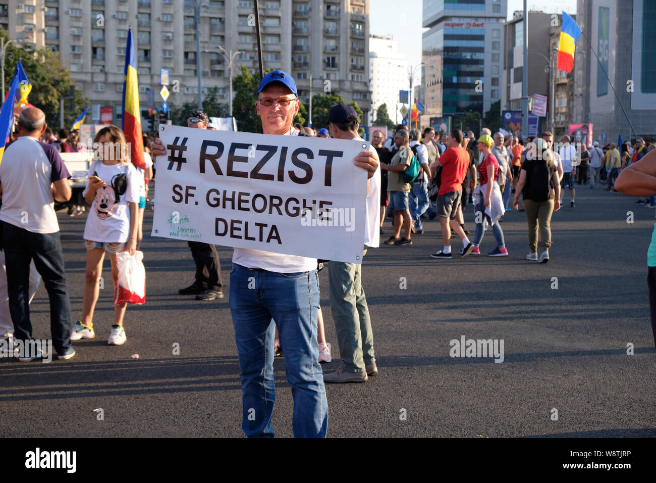 Protester con #REZIST segno da SF. Gheorghe Delta a protestare contro le accuse di corruzione in seno al governo della Romania. Bucarest Foto Stock