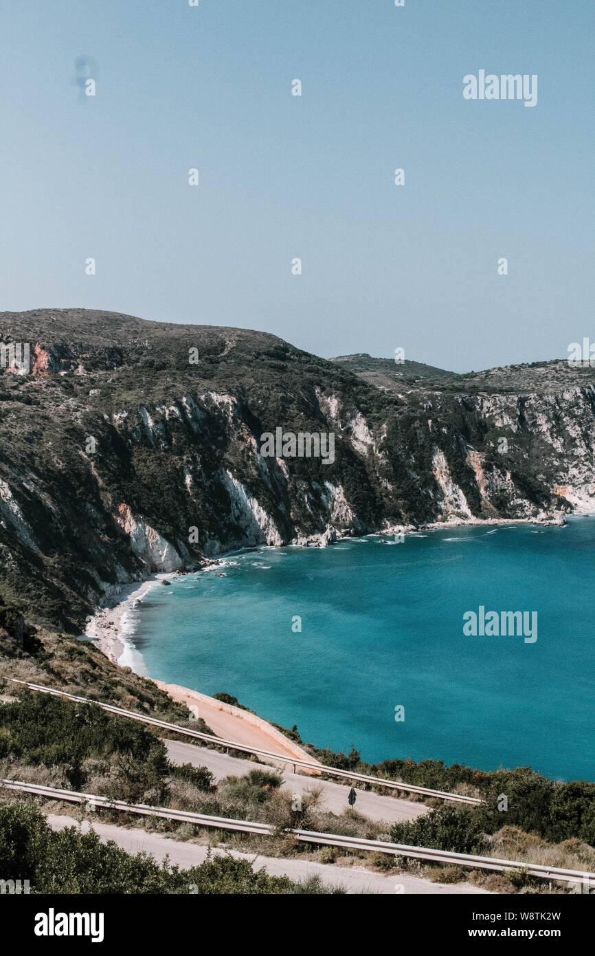 Immagine aerea verticale di un bellissimo lago vicino all'alto ripide montagne e colline Foto Stock