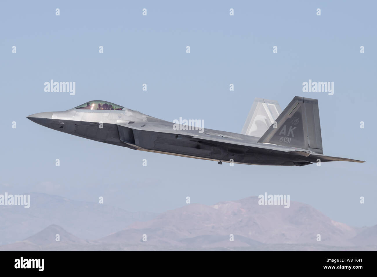 Lockheed Martin F-22 Raptor mostrato poco dopo il decollo. Foto Stock