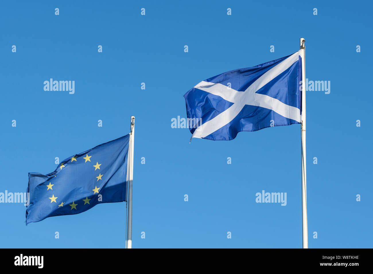 Bandiera europea cerchio di dodici a cinque punte stelle gialle su un campo blu, Scozia flay con croce di Sant' Andrea su sfondo blu Foto Stock