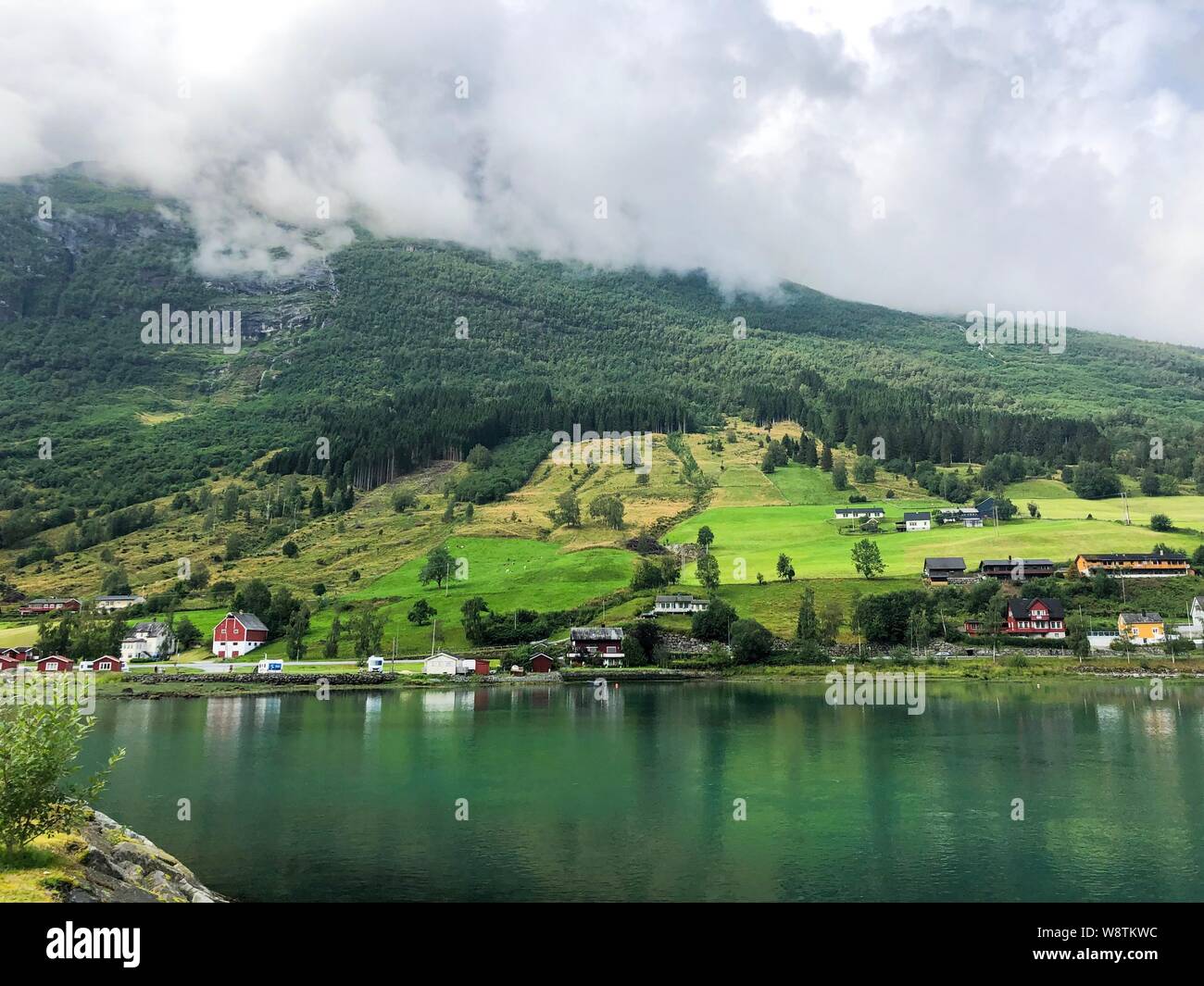 Bellissimo paesaggio colorato in Norvegia, città anticato e Norwagian fiordi. Foto Stock