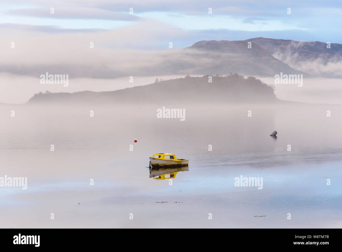 Piccola barca nella nebbia e nebbia sul Loch Carron, Wester Ross, Highlands della Scozia Foto Stock