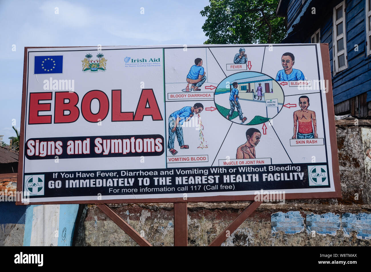 Consigli sul virus Ebola posted in Kroo Bay, a Freetown, in Sierra Leone nel 2014 Foto Stock