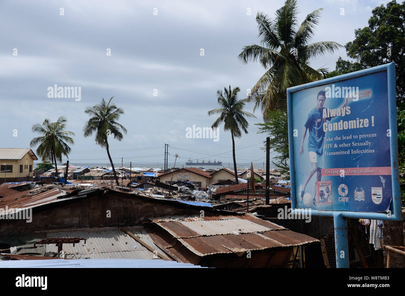 Una consapevolezza dell'HIV poster in Kroo Bay, a Freetown, in Sierra Leone Foto Stock